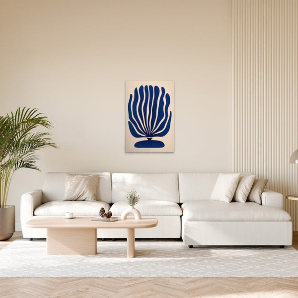 Wohnzimmer mit Sofa, Tisch und Wandbild mit Pflanzenmotiv