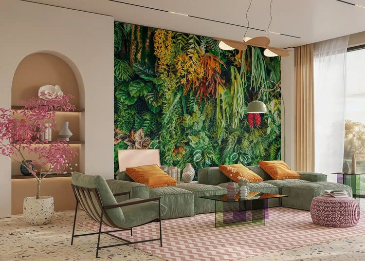 Modernes, helles Wohnzimmer mit Dschungel-Fototapete, grünem Stoffsofa, Glastisch und Teppich mit Zickzack-Muster.