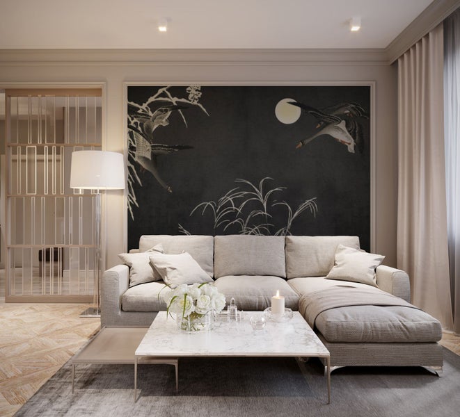 Helles Wohnzimmer mit Ecksofa, Couchtisch mit Blumenvase und dekorativer Wandmalerei