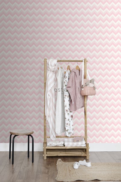 Zimmer mit Zickzacktapete, Kleiderständer, Hocker und Teppich