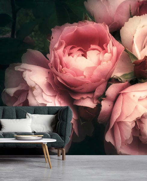 Wandbild mit Rosenmotiv hinter Sofa und Tisch