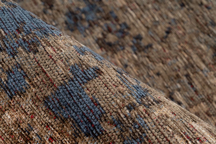 Detailansicht eines gewebten Teppichs mit strukturierter Oberfläche.