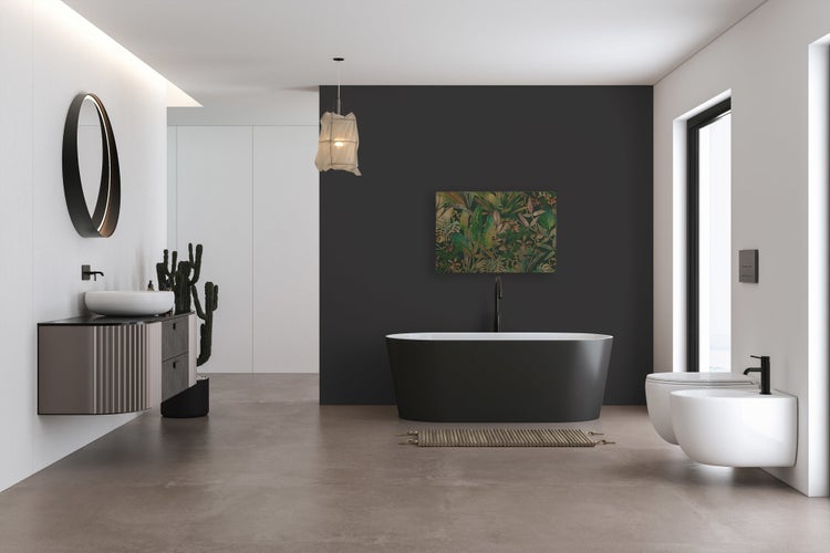 Modernes Badezimmer mit freistehender Badewanne, wandhängendem Waschtisch, hängendem WC und Bidet sowie stilvoller Wanddekoration.