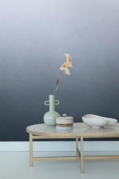 Dekorative Szene mit Vase, Trockenblumen, Dose und Schale auf einem Tisch