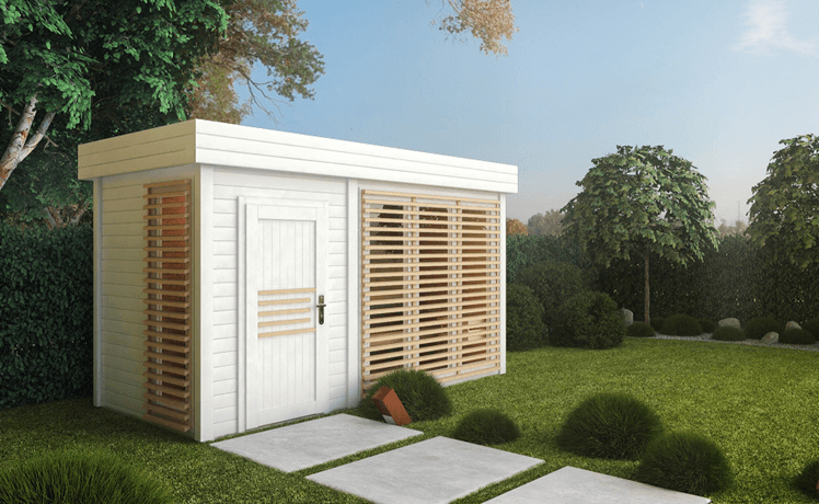 Modernes weißes Gartenhaus mit Flachdach, einer Tür und Holzlamellen an der Vorderseite und Seite, auf einer Rasenfläche im Garten.