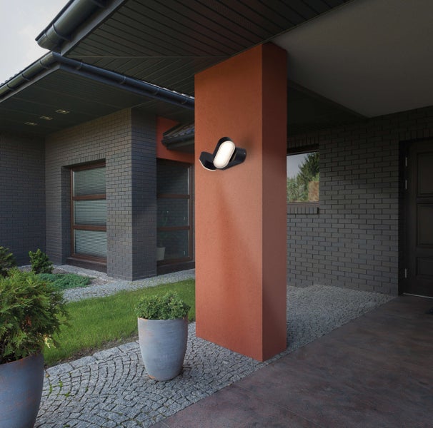 Moderne Hausfassade mit Außenleuchte an einer Säule