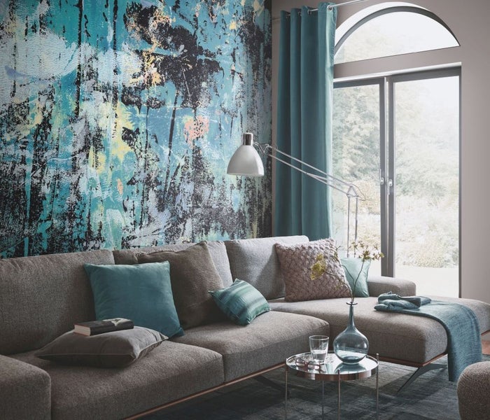 Zwei graue Eurobehälter aus Kunststoff, die übereinander gestapelt sind und von Händen mit farbigen Rahmen versehen werden.