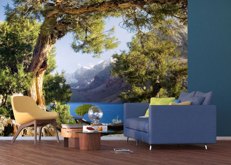 Wohnraum mit Fototapete, die eine Berglandschaft mit See zeigt