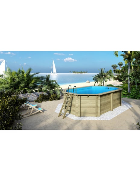 Holzpool mit Leiter und maritimem Ambiente im Hintergrund