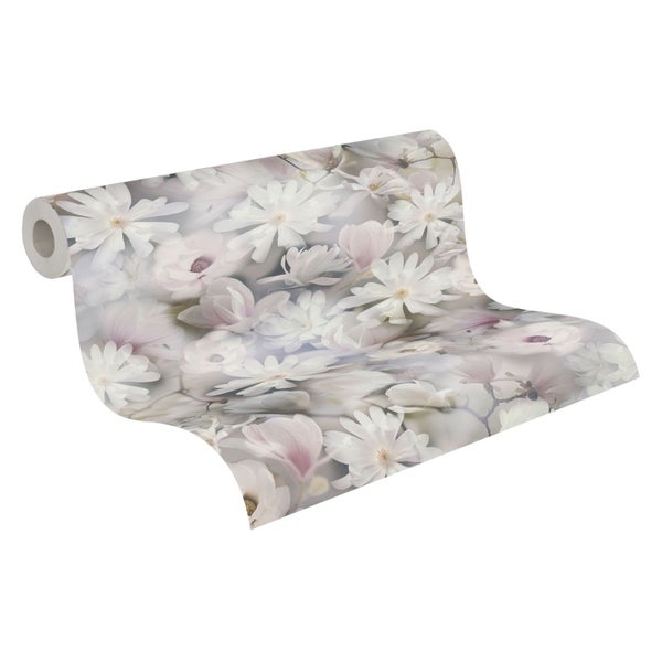 Dekorative Szene mit Blumentapete, Holzregal, Hausdekorationen und einem gerahmten Bild