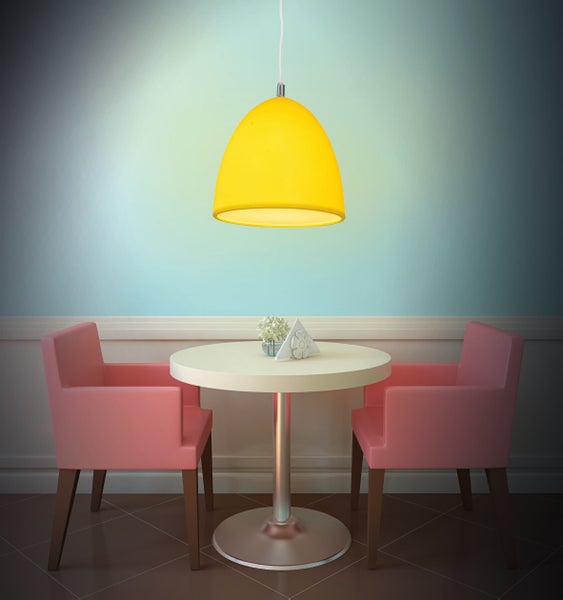 Szene mit Tisch, Stühlen und Hängelampe