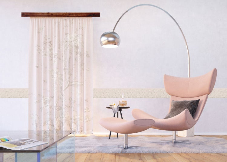 Wohnzimmer mit Vorhang mit floralem Muster, Sessel und Stehlampe