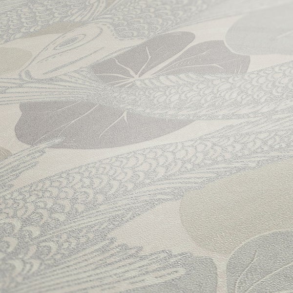 Heller Raum mit Holzfußboden, Tapete und Sofas im japanischen Stil