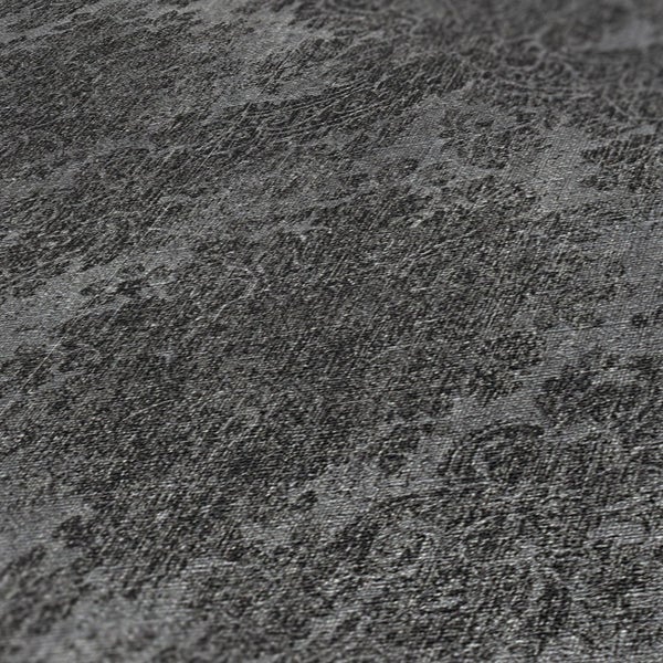 Elegantes Arbeitszimmer mit gemusterter Tapete, Schreibtisch und Pendelleuchte für ein stilvolles Ambiente.