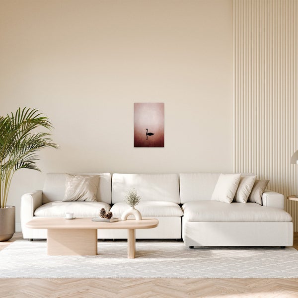 Wohnzimmer mit Sofa, Couchtisch und Wandbild mit Schwanmotiv