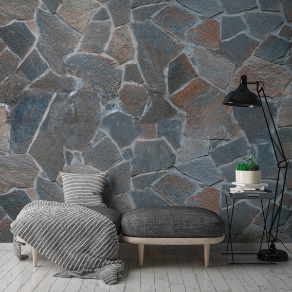 Dekorative Steinwand mit Sitzgelegenheit, Beistelltisch und Stehlampe