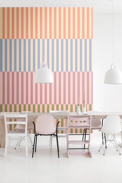 Helle Essecke mit gestreifter Tapete und verschiedenen Stühlen.