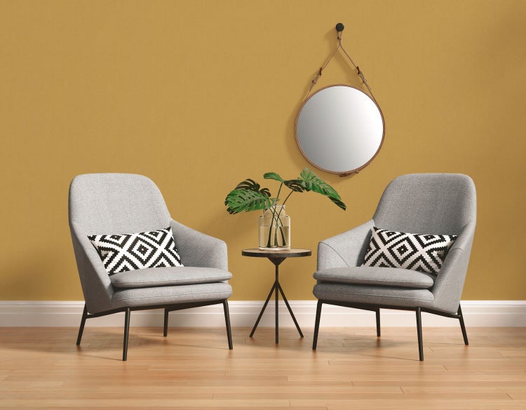 Kommode mit Schubladen, Lampe und Büchern im Raum