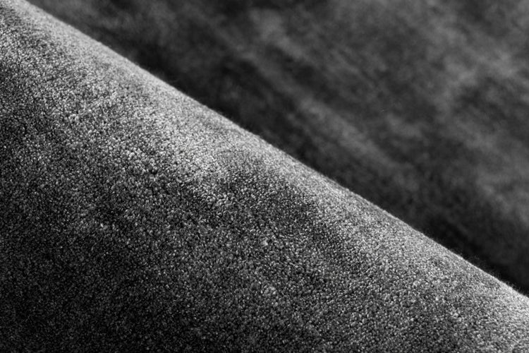 Detailaufnahme eines kurzflorigen Teppichbodens mit dichter und weicher Struktur.