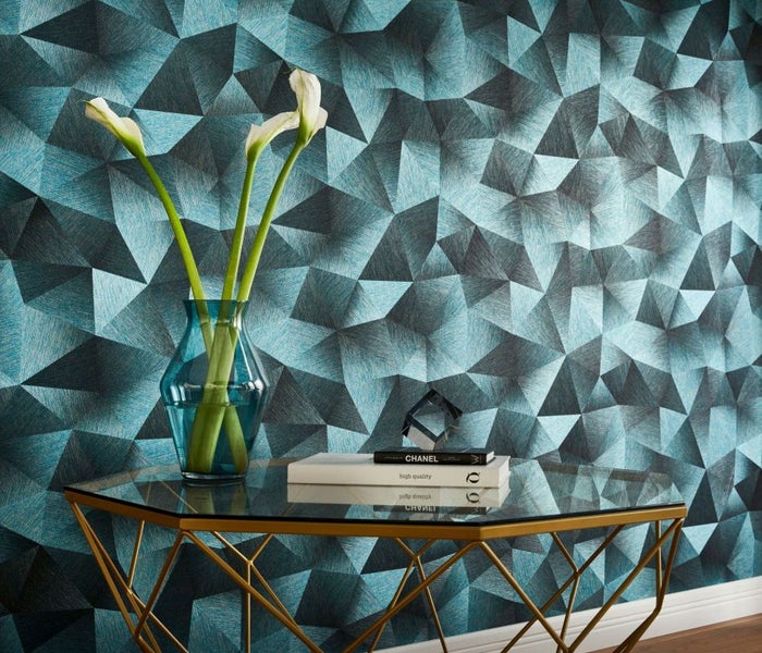 Wohnzimmer mit Holzregal, Fernseher, dekorativen Kissen und Beistelltisch