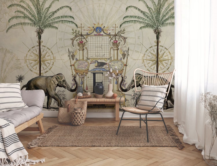 Fototapete mit Vintage-Safari-Motiv, Elefanten, Palmen und Wappen in hellem Wohnzimmer mit Holzmöbeln und Juteteppich.