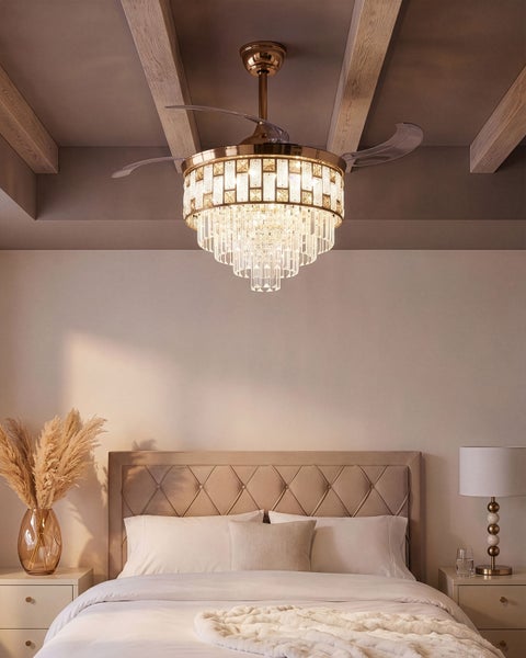 Deckenventilator mit integrierter Kristall Kronleuchter Beleuchtung in einem elegant eingerichteten Schlafzimmer mit gepolstertem Kopfteil.