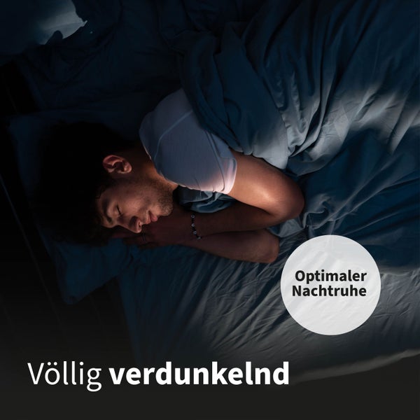 Mann schläft im abgedunkelten Schlafzimmer für eine optimale Nachtruhe