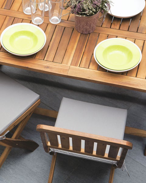 Holz Gartentisch mit Gedeck und Stühlen