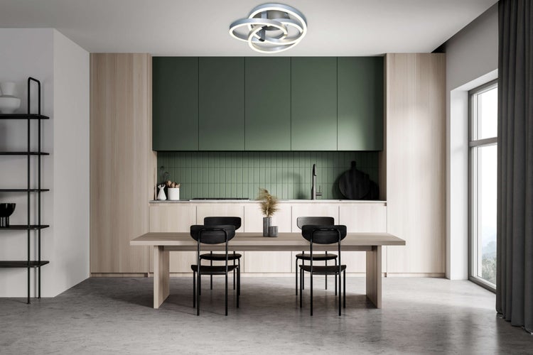 Moderne Küche mit Esstisch und Stühlen