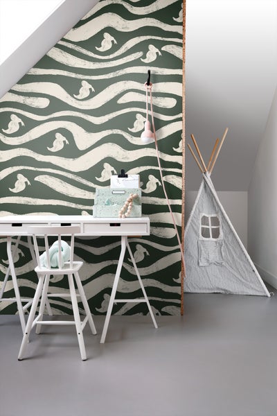 Kinderzimmer mit Schreibtisch, Stuhl, Zelt und gemusterter Tapete