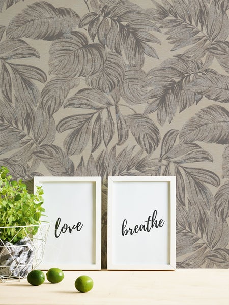 Geöffneter Transportbehälter aus Aluminium mit Rollen