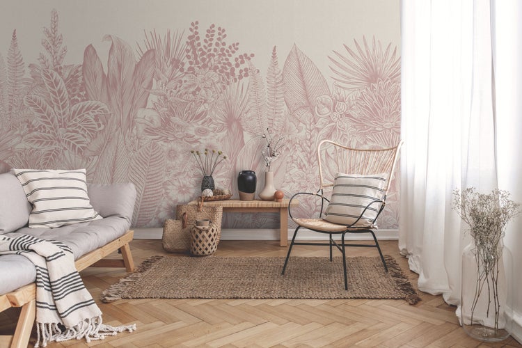 Wohnzimmer mit floral gemusterter Tapete, Sofa, Stuhl und Teppich