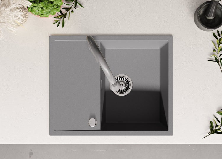 Spüle mit Abtropffläche und Armatur von oben