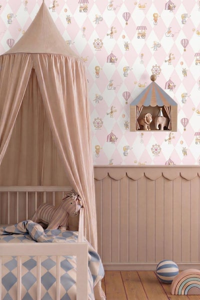Kinderzimmer mit Tapete im Zirkus-Design, Babybett mit Betthimmel, Wandpaneelen aus Holz und Dekoration im Zirkusstil.