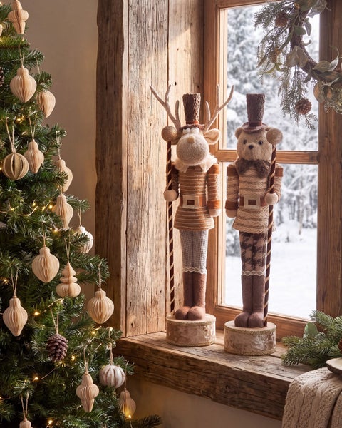 Zwei stehende Weihnachtsfiguren als Rentier und Bär im Nussknacker Design mit Zylinder und Stab