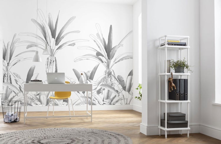Helles Arbeitszimmer mit Schreibtisch, Regal und tropischer Fototapete für ein modernes Ambiente.