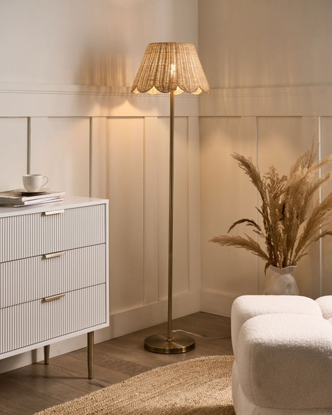 Innenraum mit Stehlampe mit Rattanschirm, Kommode und Dekoration