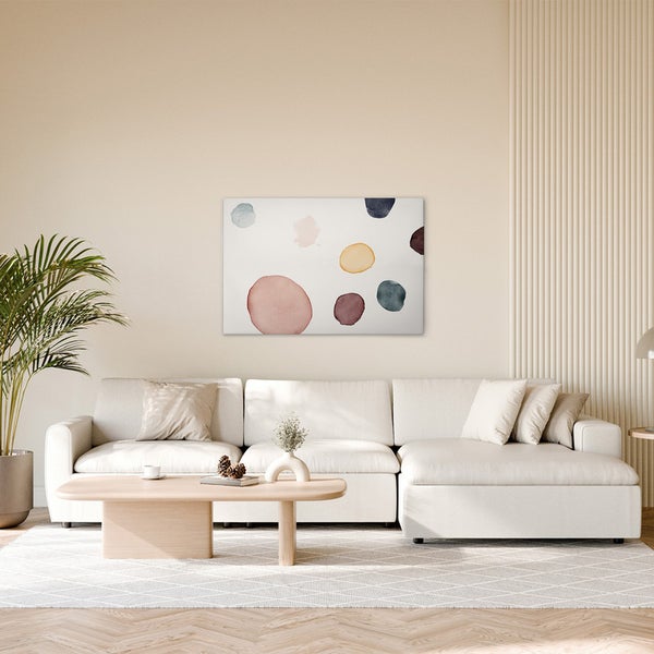 Wohnzimmer mit Sofa, Tisch und Wandbild mit Punktmuster