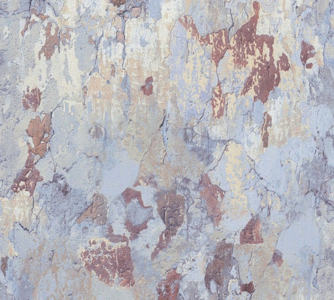 Helles Schlafzimmer mit gemusterter Tapete, Bett, Tisch und Tür