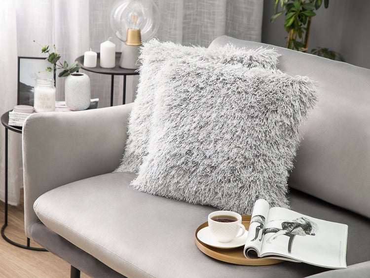 Abbildung von zwei Kissen mit den Maßen 45 mal 45 Zentimeter und einer Dicke von 12 Zentimetern