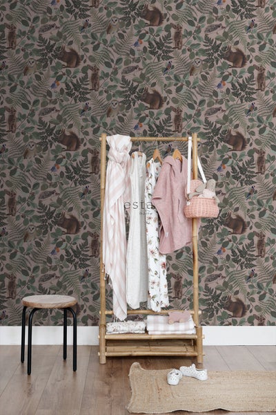 Kinderzimmer mit Waldtapete, Kleiderständer und Hockern