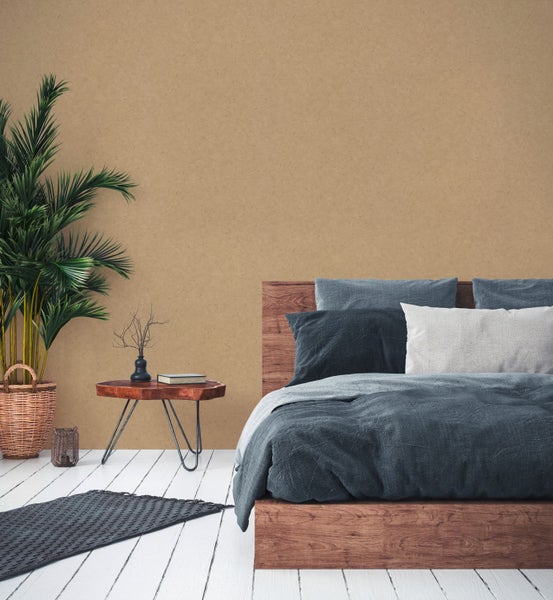 Schlafzimmer mit Holzbett, Nachttisch und Zimmerpflanze