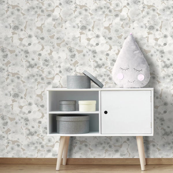 Vliestapete mit Aquarell-Punktmuster in einem hellen Zimmer mit weißem Sideboard, Aufbewahrungsboxen und einem Tropfen-Kissen.