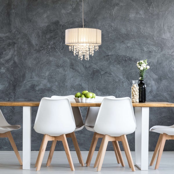 Esszimmer mit Esstisch, Stühlen und Hängelampe