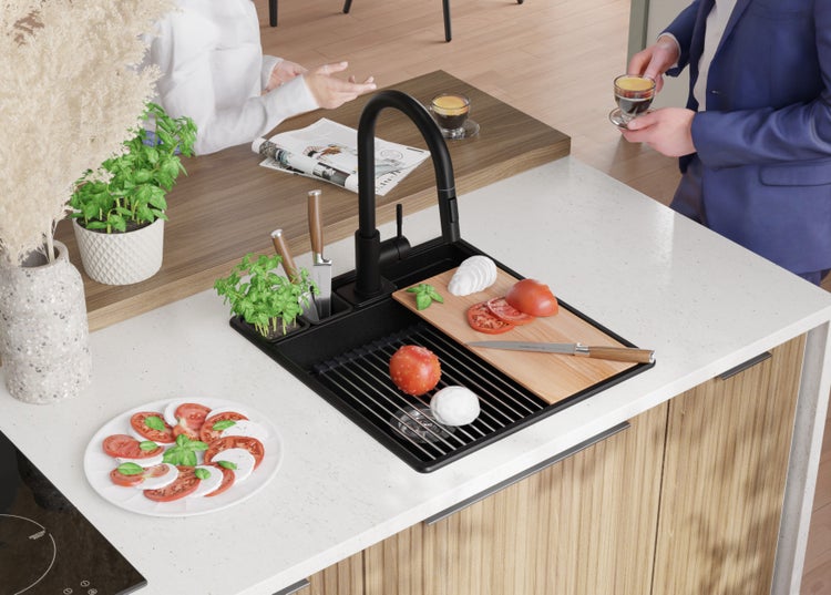 Küchenszene mit Spüle, Armatur, Schneidebrett, Tomaten, Mozzarella und Kräutern