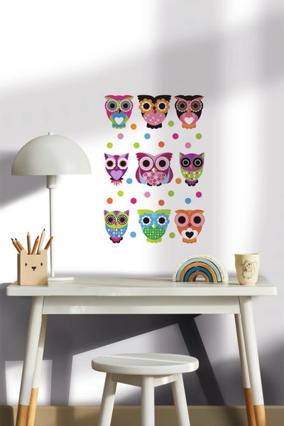 Kinderschreibtisch mit Stuhl, Lampe und Wandtattoo mit Eulenmotiven