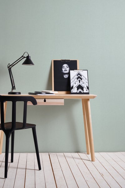 Wohnzimmer mit Wandtapete, Sofa und Beistelltisch