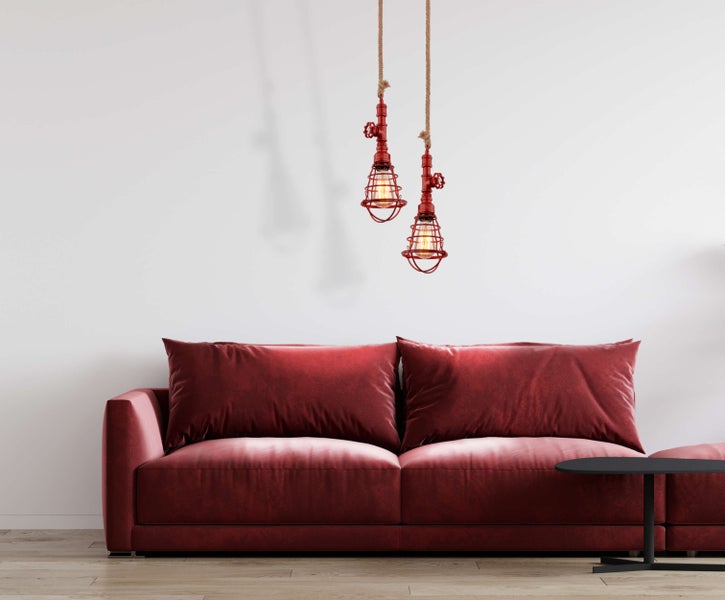 Wohnzimmer mit Sofa und Beleuchtung