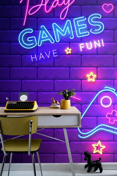 Zimmer mit Schreibtisch, Stuhl und Tapete im Neon-Gaming-Design