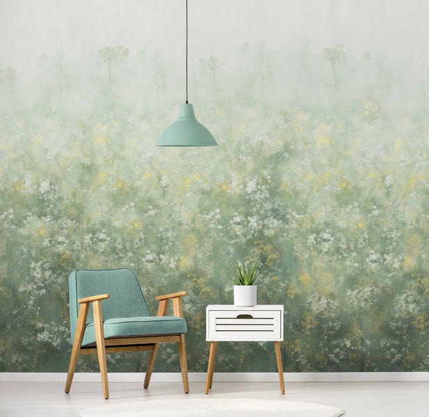 Dekoratives Zimmer mit Stuhl, Beistelltisch, Lampe und gemusterter Tapete.